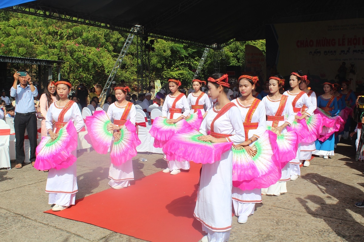 Thiếu nữ Chăm tham gia đoàn rước y trang tại tháp Pô Sah Inư ở tỉnh Lâm Đồng trong dịp Lễ hội Katê năm 2025. (Ảnh: Đoàn Sĩ /VOV TP.HCM) 