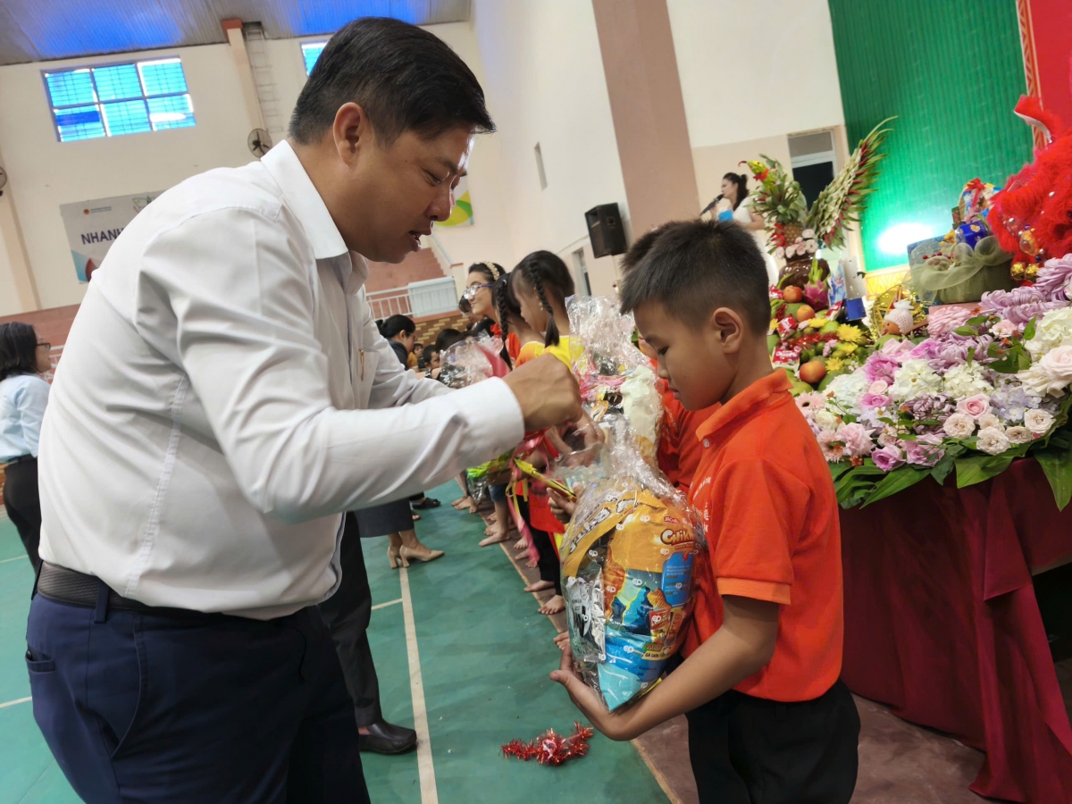 Ông Lương Nguyễn Minh Triết, Bí thư Tỉnh ủy Đắk Lắk trao những phần quà Trung thu ý nghĩa, động viên các em nhỏ và nhà trường. (Ảnh: Nam Trang/VOV Tây Nguyên)