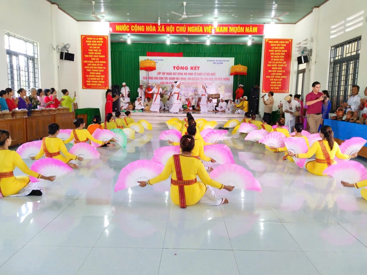 Tổng kết “Lớp tập huấn xây dựng mô hình tổ chức Lễ hội Katê văn minh, gìn giữ giá trị văn hóa truyền thống gắn với phát triển du lịch biển đảo năm 2026” (Ảnh: Đoàn Sĩ)