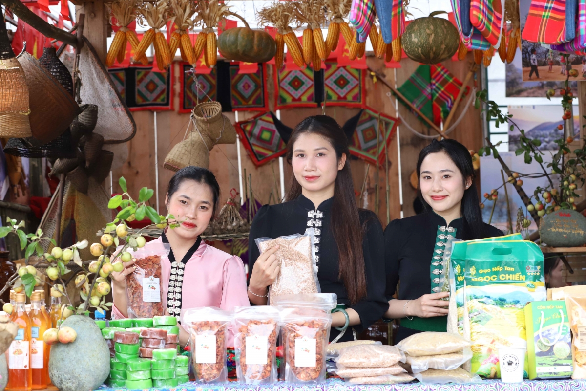Cùng với các hoạt động thể thao, văn hóa, văn nghệ...là các trại văn hóa trưng bày sản phẩm đặc sản của các địa phương. Ảnh: Trấn Long