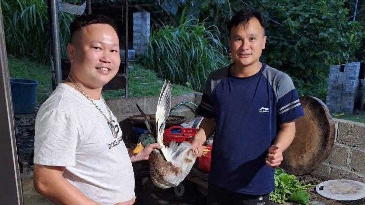 Anh Bùi Văn Khánh (người áo xanh) chủ homestay Hòa Bình ở thôn Hùng, xã Vân Sơn, tỉnh Phú Thọ quảng bá đặc sản vịt đầu xanh Vân Sơn. Ảnh: Nhân vật cung cấp