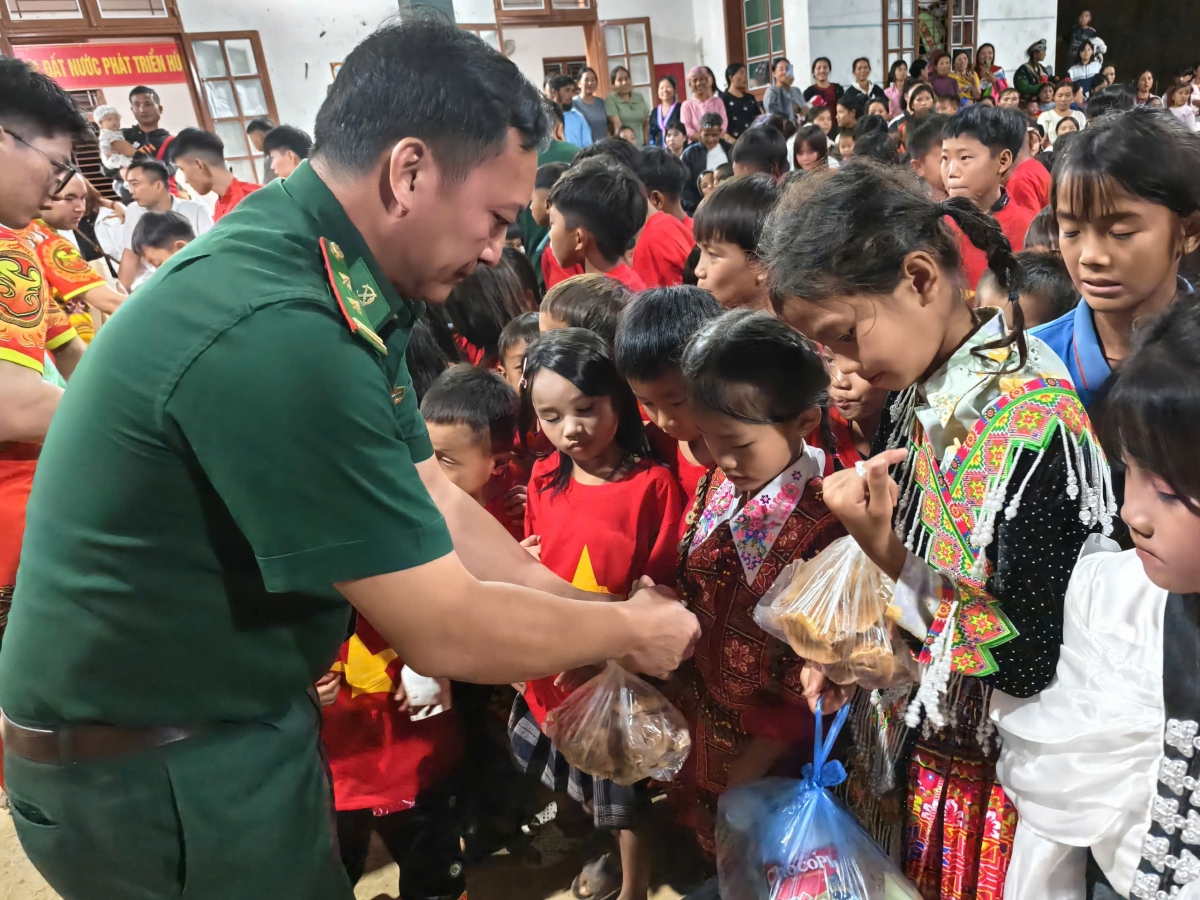                   Mỗi món quà tuy nhỏ bé nhưng đem đến niềm vui đặc biệt trong đêm hội trăng rằm                               (Ảnh: Lê Hạnh/VOV Tây Bắc)