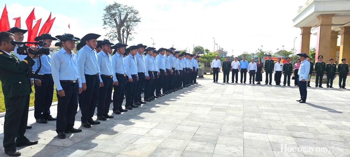 Cán bộ, nhân viên Đội 192 nghe giao nhiệm vụ trước khi lên đường thực hiện nhiệm vụ mùa khô 2026-2027