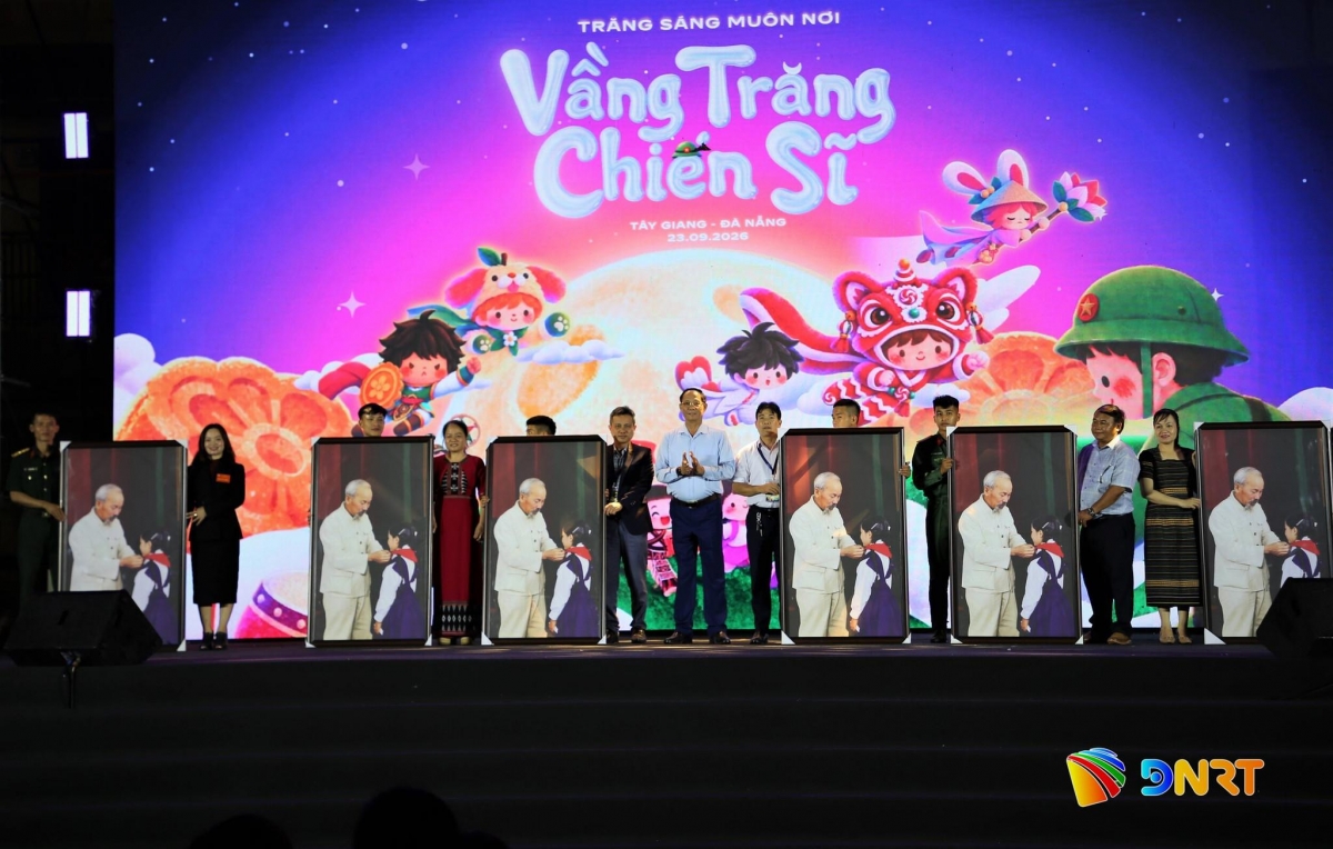Nguyên Phó Chủ tịch Quốc hội Trần Quang Phương (giữa) tặng bức ảnh "Bác Hồ với thiếu nhi" cho ban giám hiệu 6 trường nội trú liên cấp. Ảnh: ALĂNG NGƯỚC