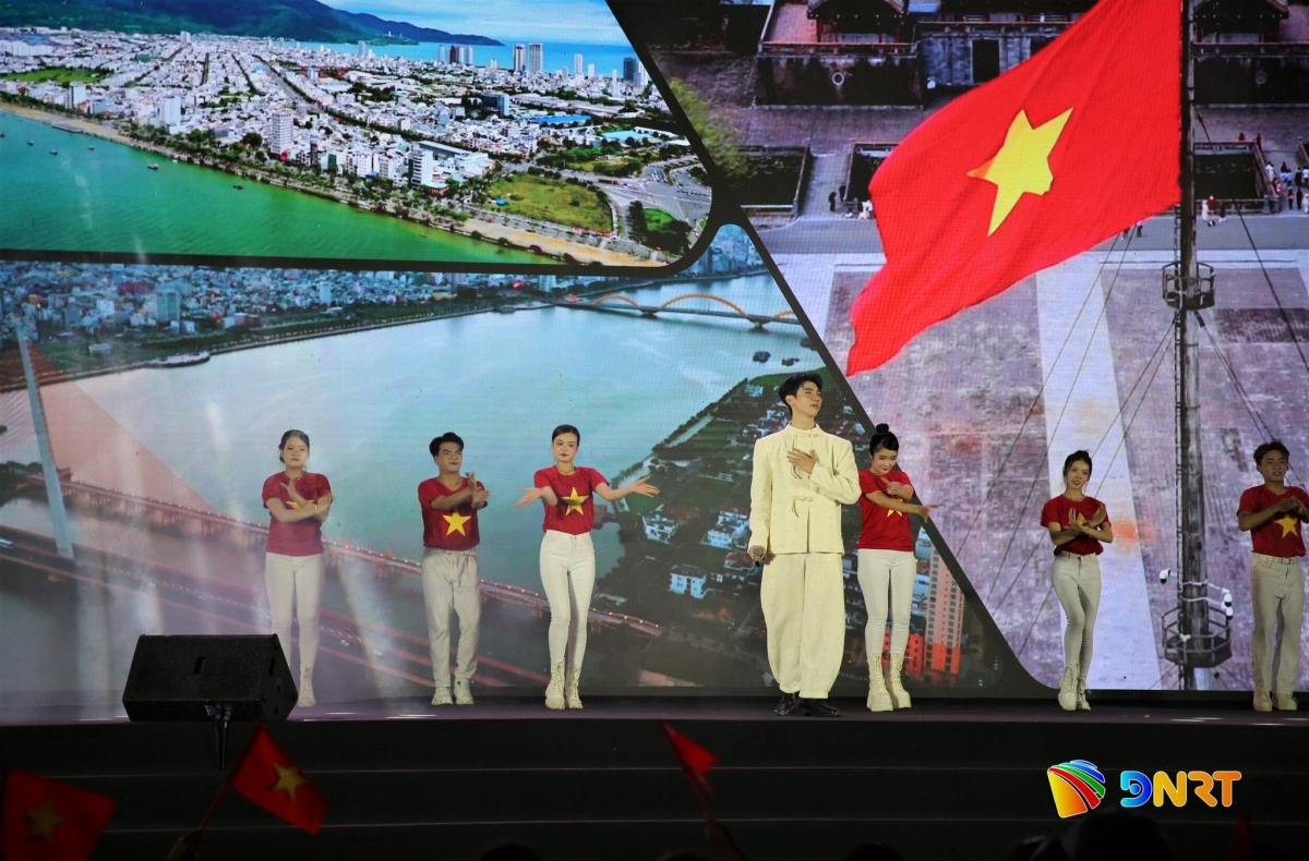 Chương trình biểu diễn nghệ thuật đặc sắc bởi các ca sĩ tên tuổi. Ảnh: ALĂNG NGƯỚC