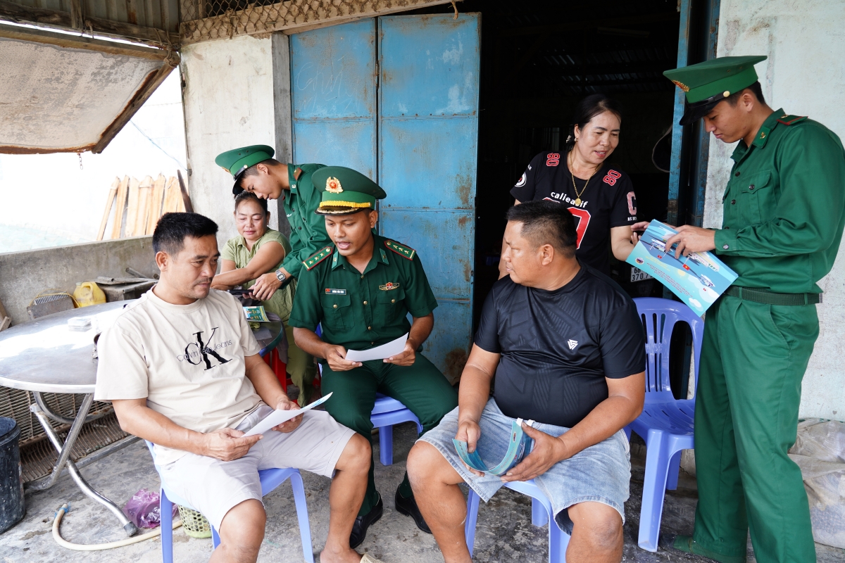 Bộ đội Biên phòng tỉnh An Giang đến tận nơi tuyên truyền chính sách pháp luật cho người dân
