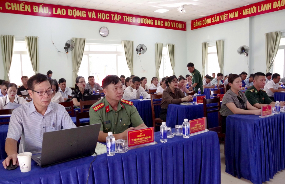 Hop akŏm sơng đei lơ kăn ƀô̆, bơngai đei kon pơlei lui yom păng khul jang roi tơbăt tơ̆ tơring