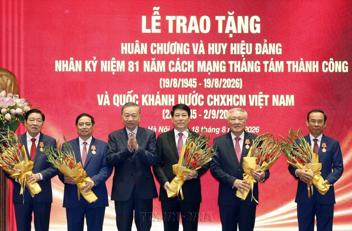 Tổng Bí thư, Chủ tịch nước Tô Lâm trao tặng Huân chương Hồ Chí Minh cho các đồng chí nguyên lãnh đạo Đảng, Nhà nước. Ảnh: Thống Nhất - TTXVN