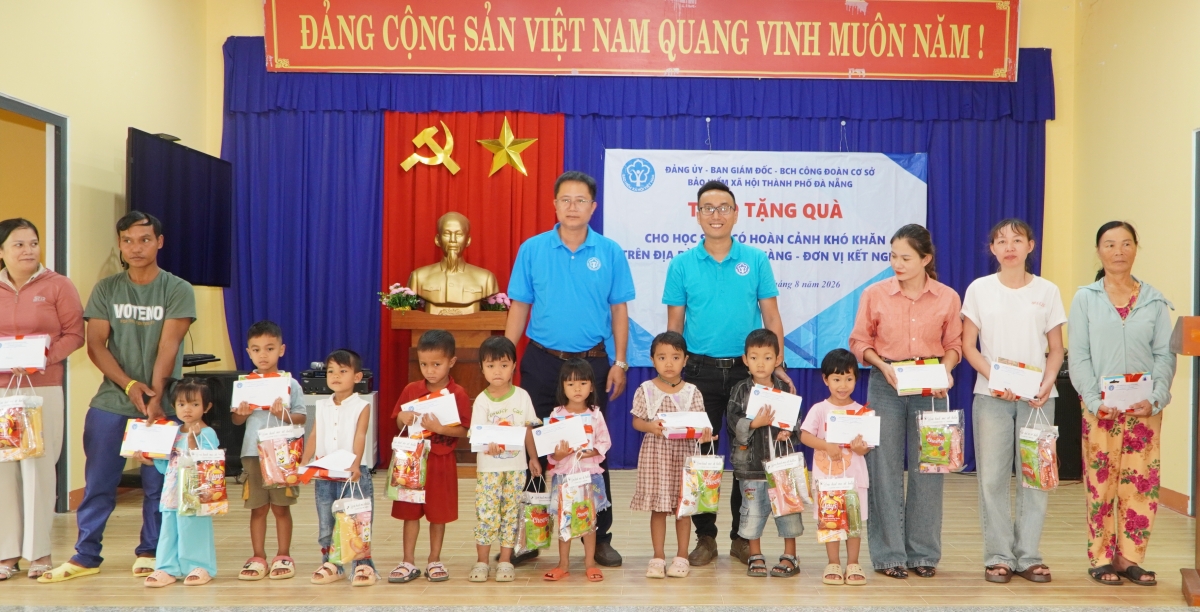 Tặng quà học sinh hoàn cảnh khó khăn ở xã miền núi Sông Vàng, TP Đà Nẵng. Ảnh: Lê Tuyết