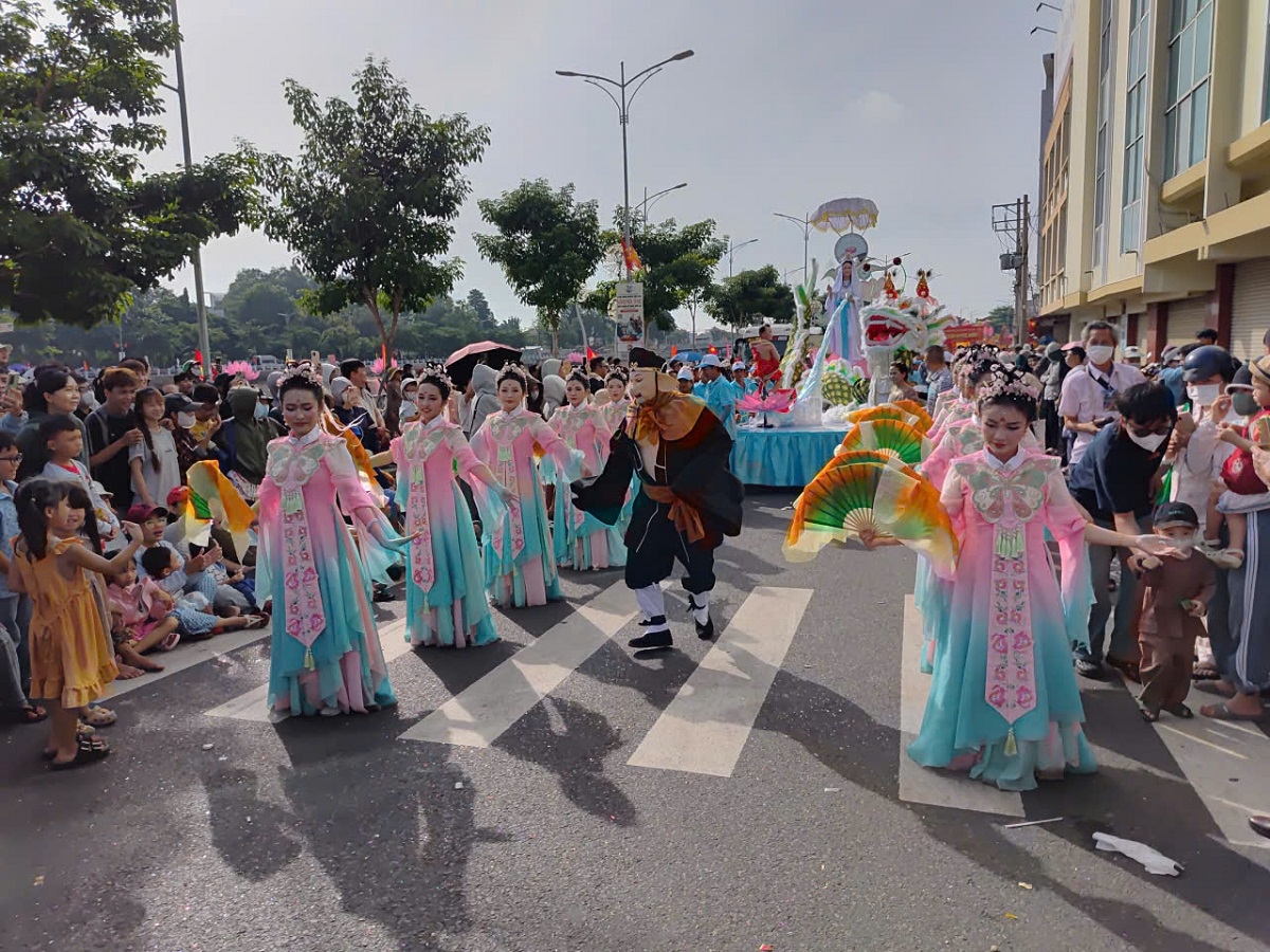 Qua nhiều lần tổ chức, lễ hội đã trở thành một hoạt động văn hóa truyền thống đặc sắc, thu hút đông đảo bà con cộng đồng dân tộc Hoa, người dân và du khách. (Ảnh: Đoàn Sĩ)