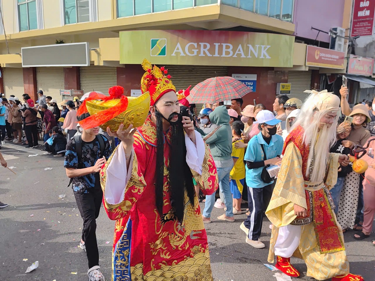 Ông Thần Tài cũng được hoá trang theo đoàn rước Quan Thánh Đế quân xuất du. (Ảnh: Đoàn Sĩ)