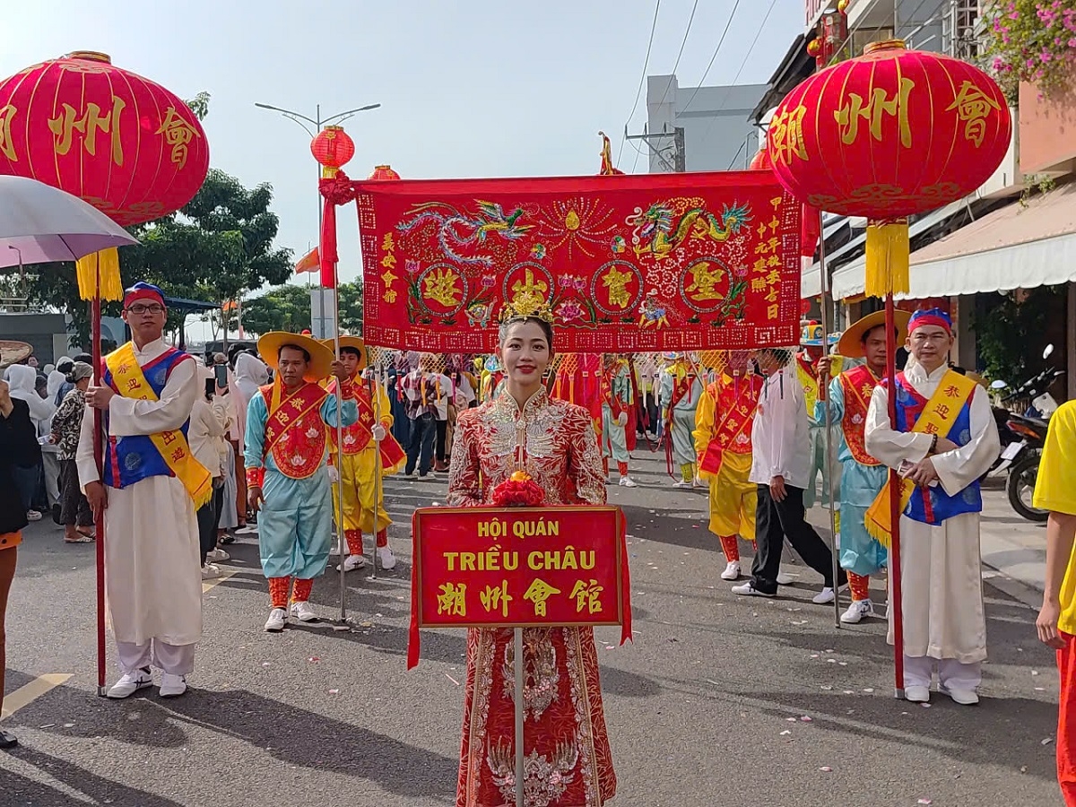 Lễ hội không chỉ là dịp để cộng đồng dân tộc Hoa gìn giữ đời sống văn hóa, tín ngưỡng truyền thống, mà còn là dịp để gặp gỡ, giao lưu, thắt chặt tình đoàn kết, gắn bó giữa các Hội quán, hội, đoàn, giữa cộng đồng dân tộc Hoa với nhân dân địa phương. (Ảnh: Đoàn Sĩ)