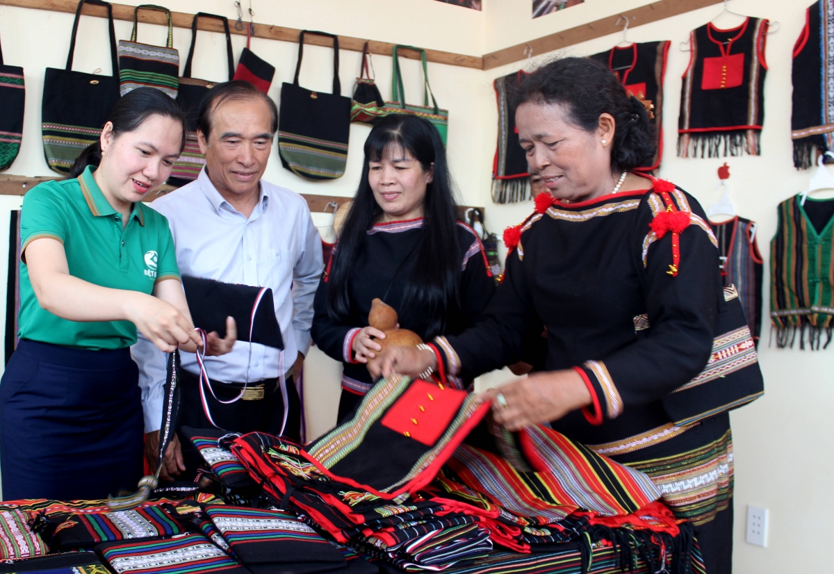 Bà H'Yam Bkrông (bìa phải) rất tâm huyết với hướng phát triển du lịch mới ở buôn Tơng Jú và đang nỗ lực trau chuốt cho mô hình này, hướng tới tạo thu nhập bền vững. (Ảnh: H Xíu/VOV Tây Nguyên)