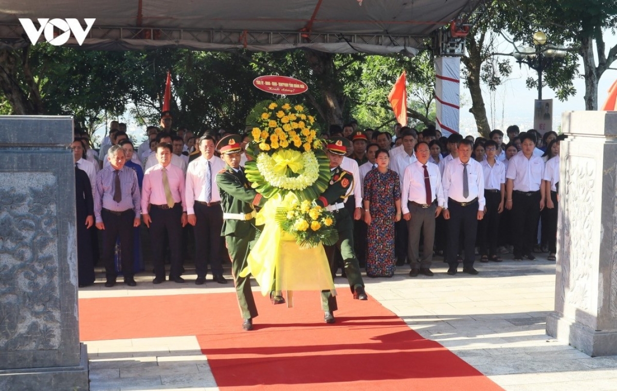 Lễ dâng hoa tại khu mộ cụ Huỳnh Thúc Kháng.
