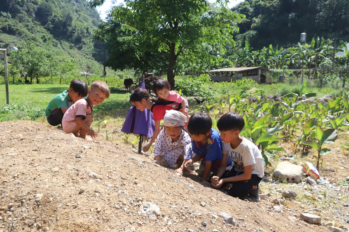 Bé Loan (đội khăn) vui chơi cùng các bạn (Ảnh: Thu Thùy, Trấn Long)