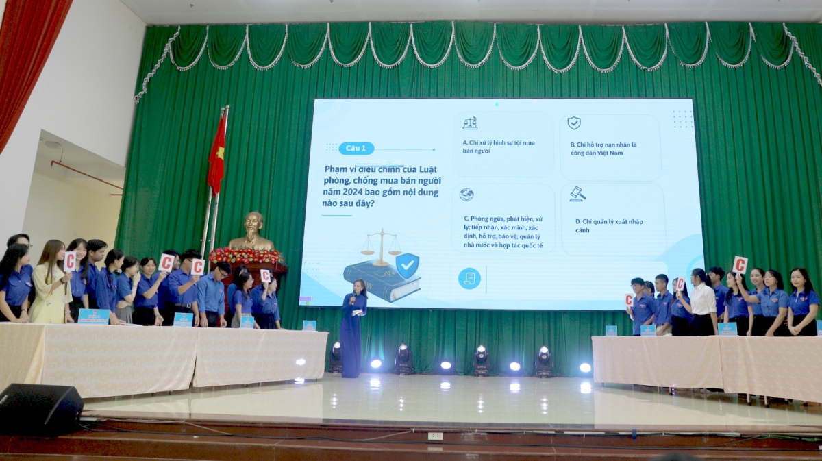 Các đội thi cùng tìm hiểu quy định pháp luật về phòng, chống mua bán người thông qua các nội dung thi kiến thức. (Ảnh: H Xíu)