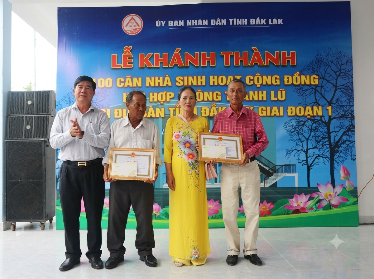 Lãnh đạo tỉnh Đắk Lắk tặng bằng khen tặng các hộ dân hiến đất xây dựng nhà sinh hoạt cộng đồng kết hợp phòng tránh lũ. (Ảnh: Nam Trang)