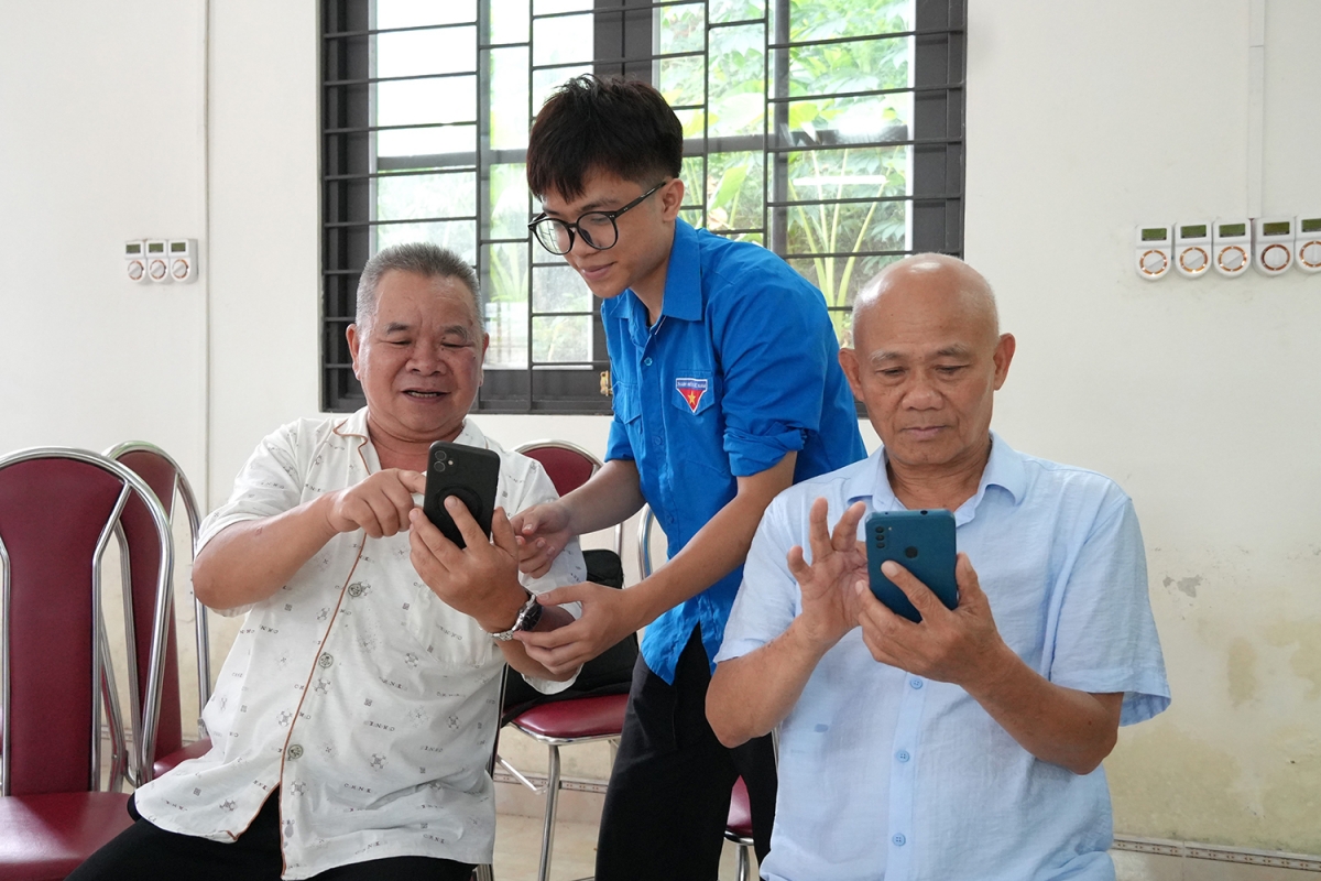 Nhờ sự hướng dẫn tận tình, ở tuổi ngoài 70, ông Nguyễn Xuân Phán, tổ dân phố Tam Trung, phường Nùng Trí Cao, tỉnh Cao Bằng vẫn chủ động sử dụng Zalo, Facebook hàng ngày để cập nhật thông tin từ trung ương đến địa phương chỉ bằng chiếc điện thoại thông minh. (Ảnh: Duy Thái)