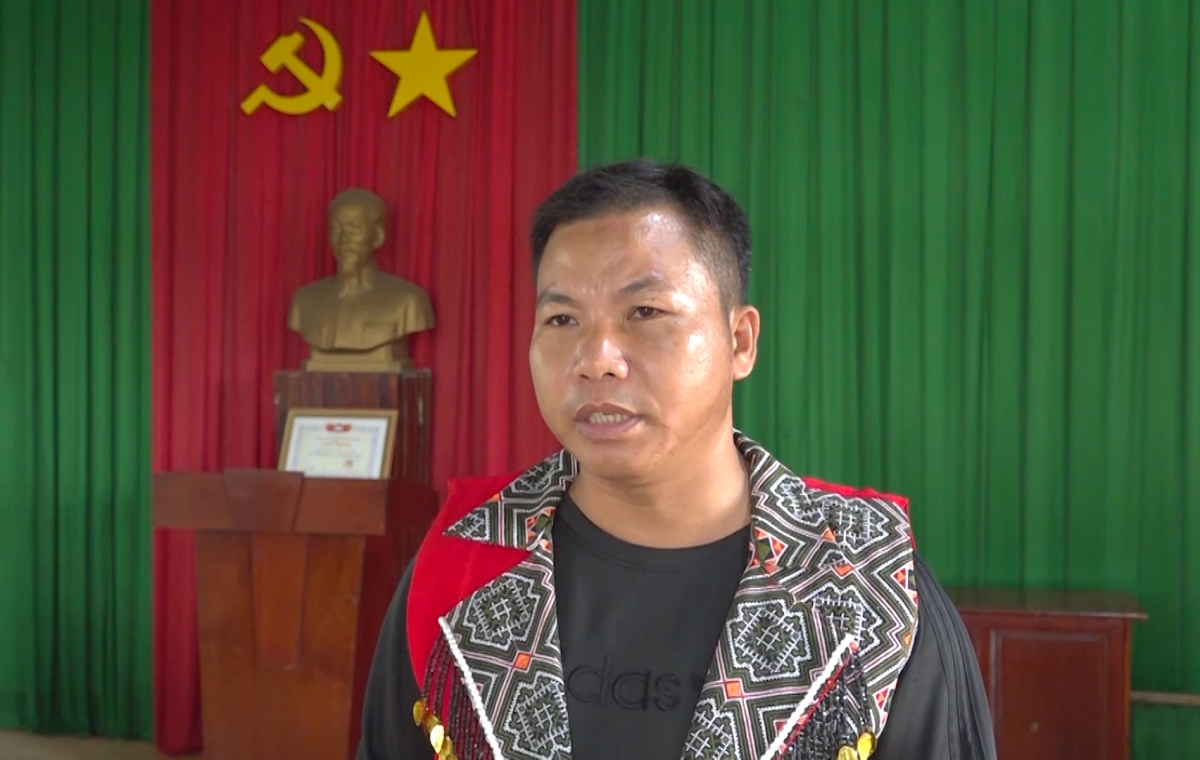 Ông Vàng Seo Sàng gần gũi, nắm bắt tâm tư nguyện vọng của người dân, tạo được đồng thuận trong vận động người dân di dời đến khu tái định cư. (Ảnh: H Xíu/VOV Tây Nguyên) 