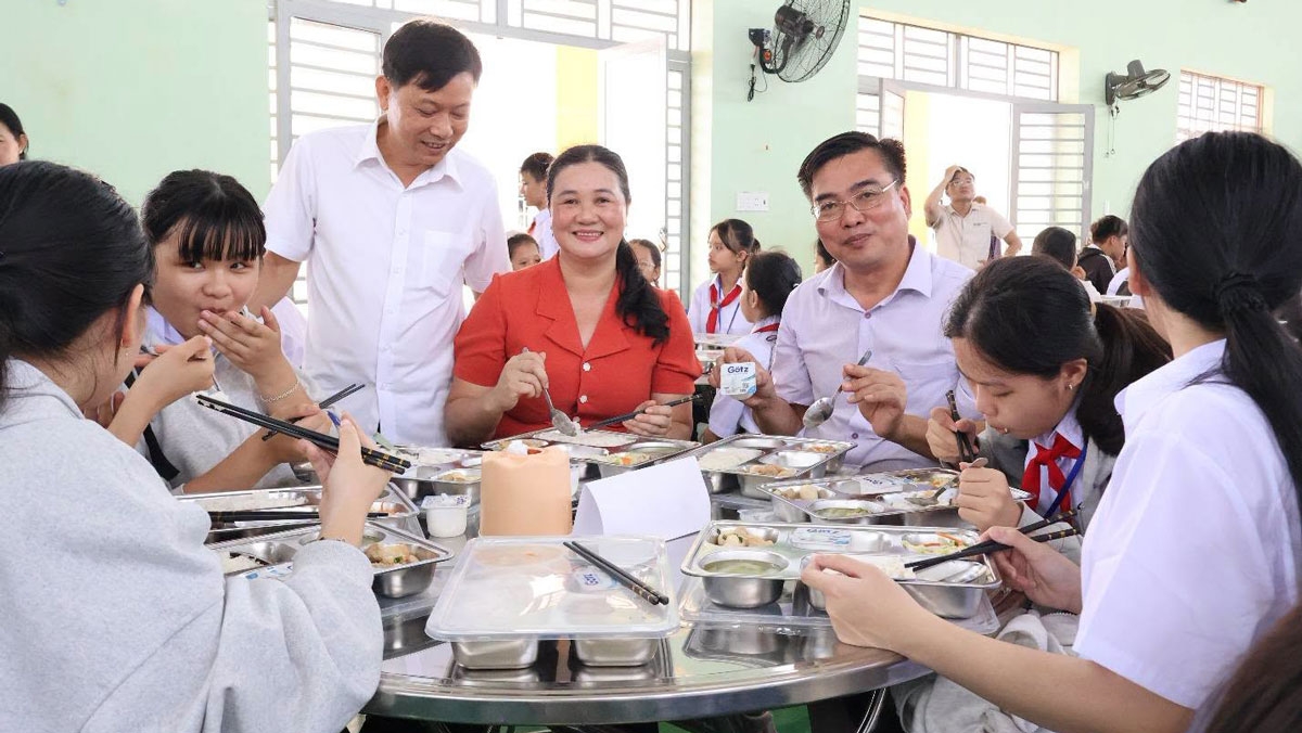 Lãnh đạo xã Lộc Tấn đến trường kiểm tra bếp ăn và ăn trưa cùng học sinh (Ảnh: Thiên Lý)