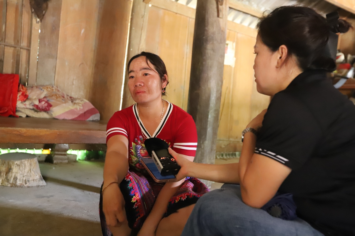 Chị Say (áo đỏ) chực trào nước mắt khi chia sẻ về hoàn cảnh của mình (Ảnh: Thu Thùy, Trấn Long)