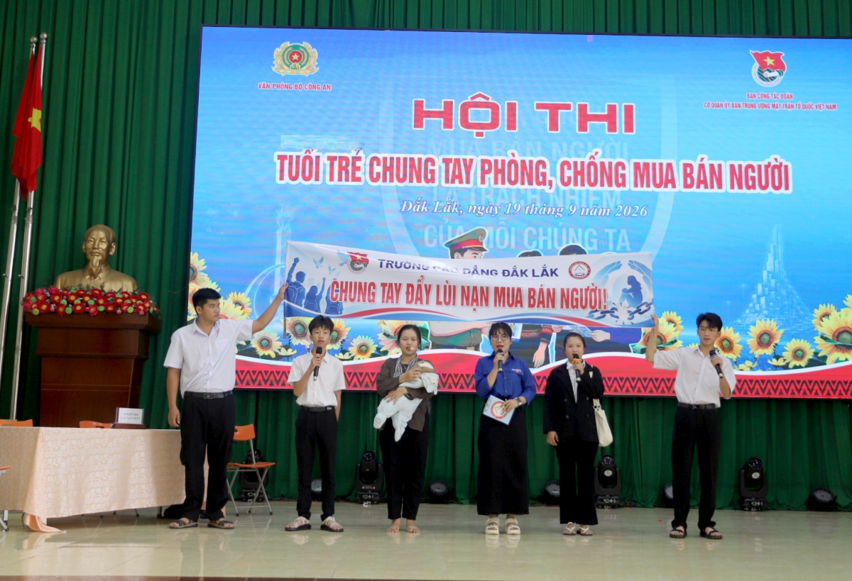 Các nội dung sân khấu hóa đưa kiến thức pháp luật vào những tình huống gần gũi, giúp người trẻ dễ nhận biết, ghi nhớ và vận dụng. (Ảnh: H Xíu)