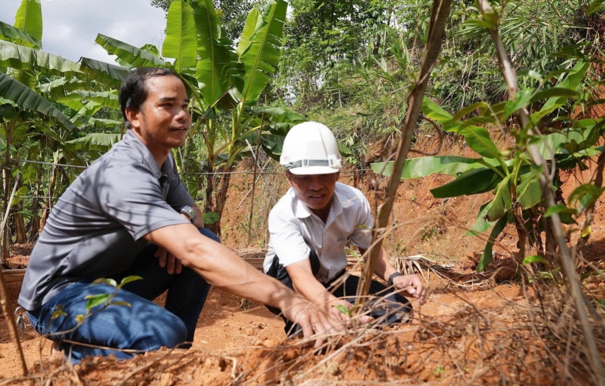 Ông BNướch Ngang hướng dẫn bà con phát triển kinh tế (Ảnh: Tuyết Lê)