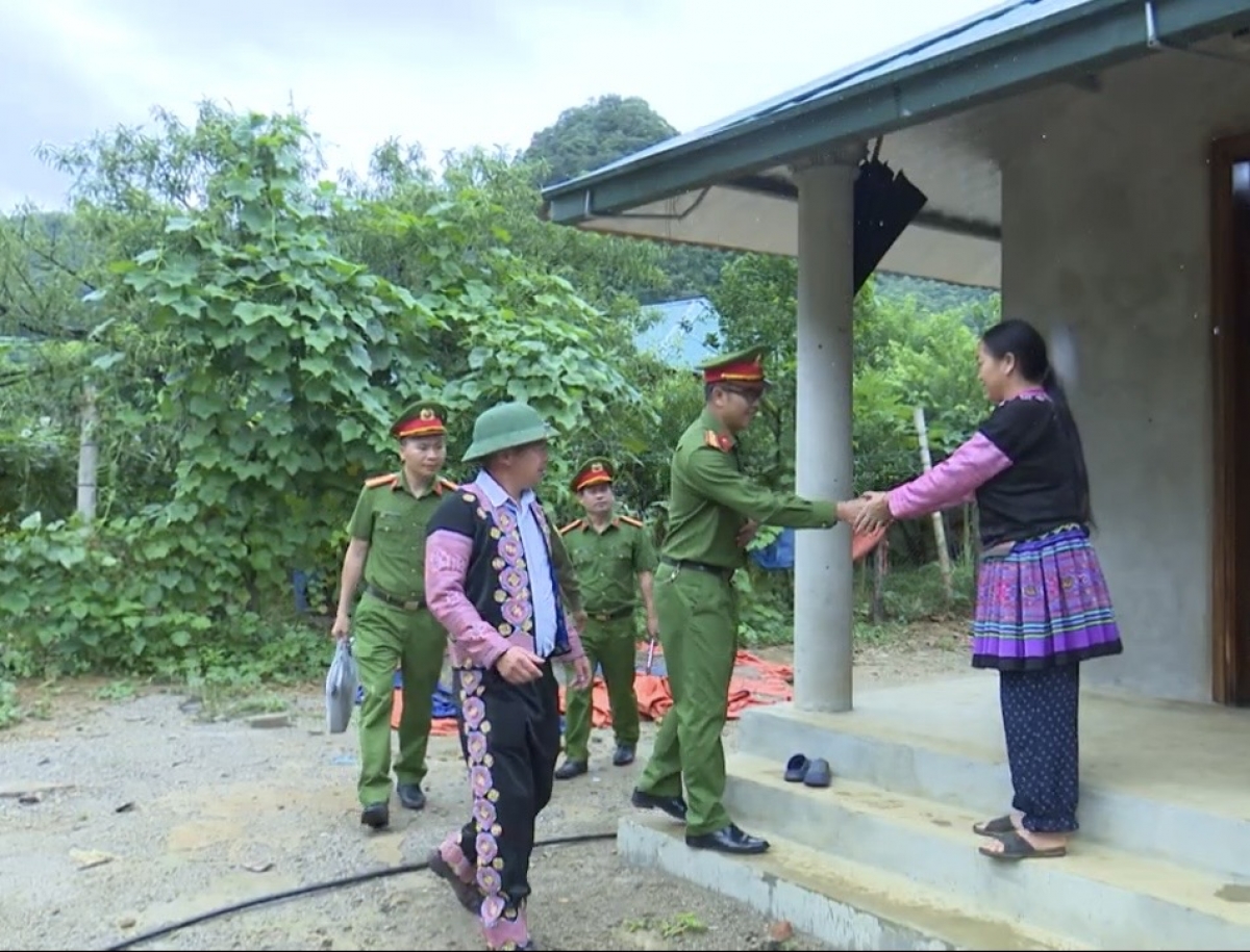 Công an Sơn La xuống cơ sở tuyên truyền, vận động nhân dân tránh xa ma tuý (Ảnh: Thu Thùy, Trấn Long)