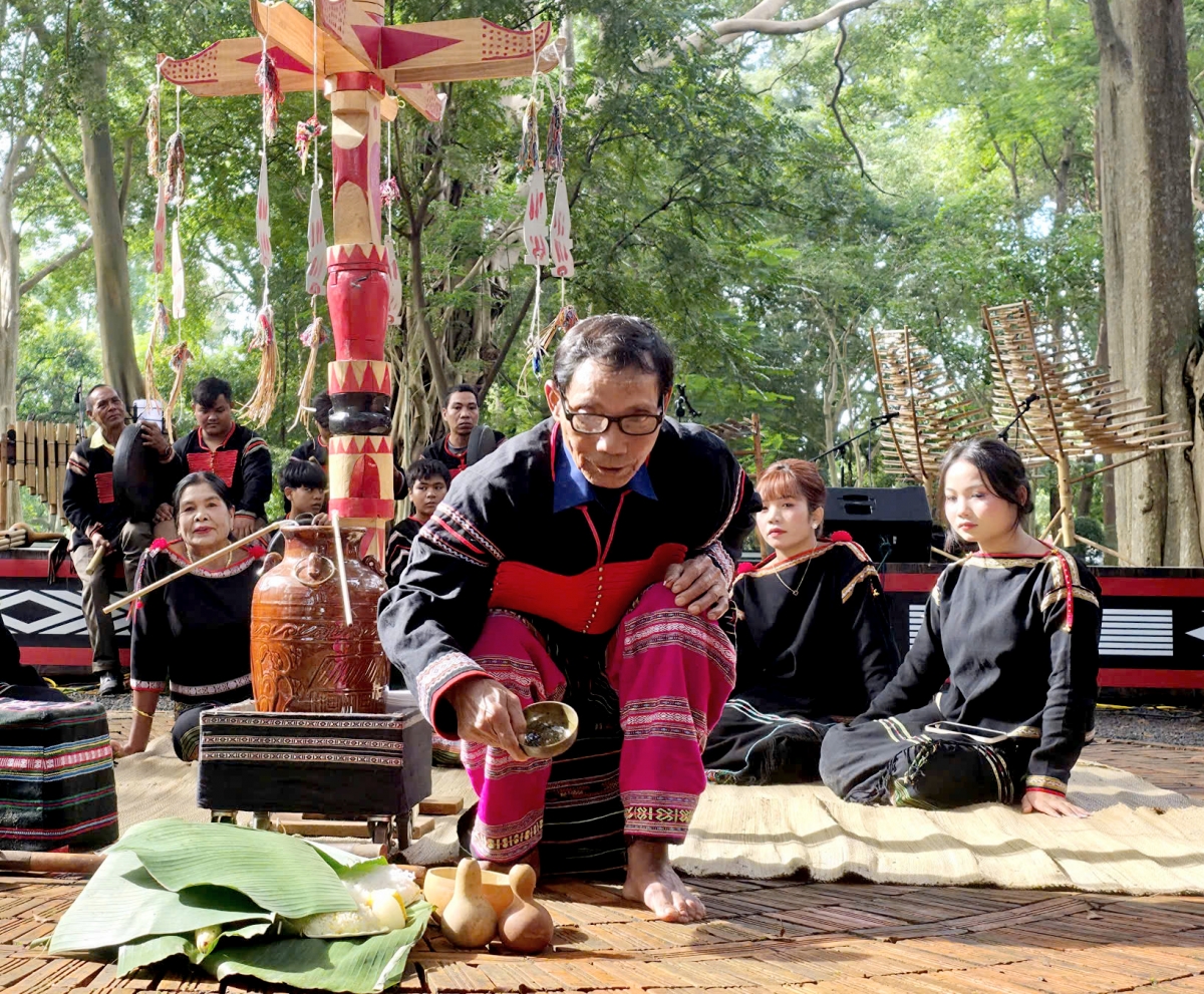 Trước mâm lễ, nghệ nhân Y Krưh Niê khấn tạ ơn thần linh sau vụ thu hoạch, cầu mong mùa sau no đủ. (Ảnh: H Xíu)
