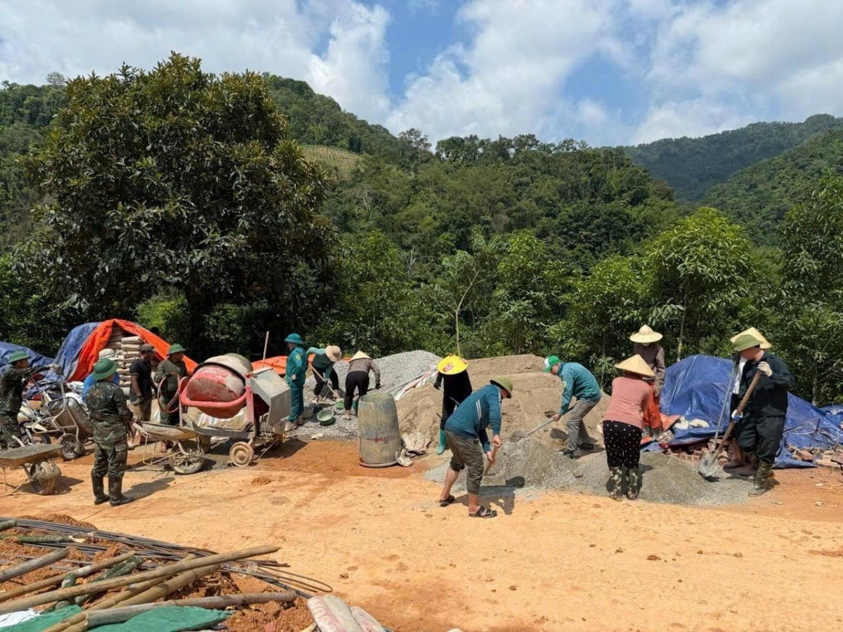Người dân góp công làm đường giao thông nông thôn, Nhà nước hỗ trợ vật liệu, góp phần hoàn thiện hạ tầng và nâng cao đời sống ở vùng cao. (Ảnh: Hoàng Cường)