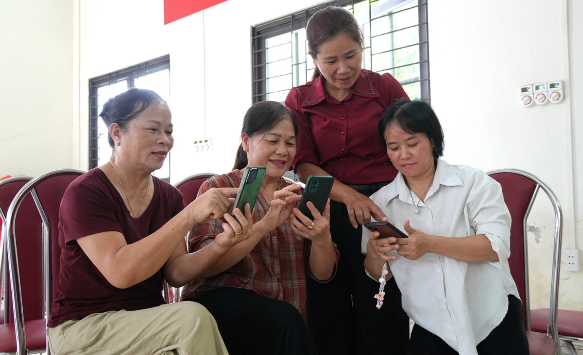 Từ nhu cầu tiếp nhận thông tin, các nội dung về kỹ năng số được lồng ghép vào sinh hoạt. Bên cạnh việc hỗ trợ bán hàng, người dân cũng được nhắc kiểm chứng thông tin trước khi chia sẻ trên mạng xã hội (Ảnh: Duy Thái)