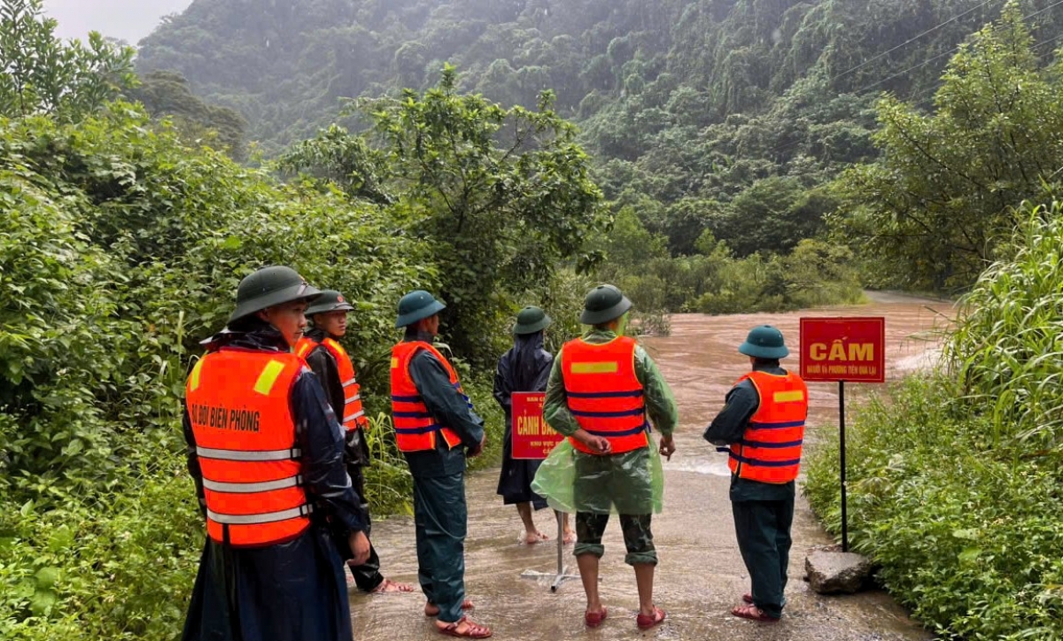 Các lực lượng túc trực, cắm biển cảnh báo khu vực nguy hiểm (Ảnh: Vinh Thông/VOV-Miền Trung)