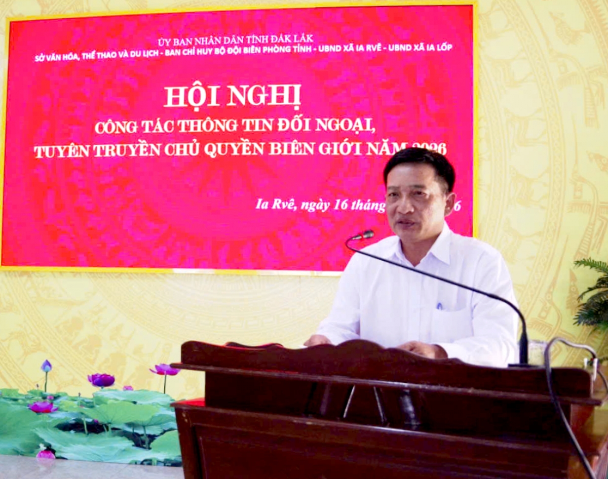 Ông Nguyễn Quốc Hiệp, Phó Giám đốc Sở Văn hóa, Thể thao và Du lịch tỉnh Đắk Lắk khẳng định tầm quan trọng của việc đưa thông tin đối ngoại đến gần hơn với cán bộ và người dân ở khu vực biên giới. (Ảnh: CTV Thiên Trang - H Xíu)
