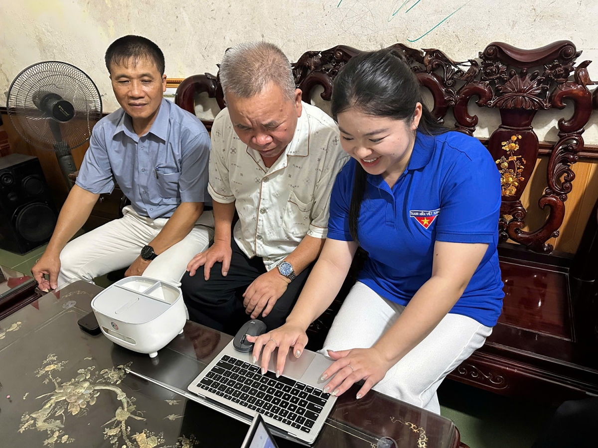 Đoàn viên thanh niên phường Nùng Trí Cao, tỉnh Cao Bằng đến tận nhà người dân hướng dẫn kỹ năng số (Ảnh: Duy Thái)