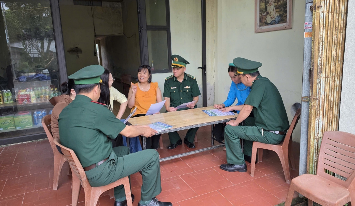 Công tác dân vận, tuyên truyền pháp luật và hướng dẫn ngư dân cứu đắm, cứu đuối được lực lượng Biên phòng triển khai lồng ghép. (Ảnh: Vũ Miền)