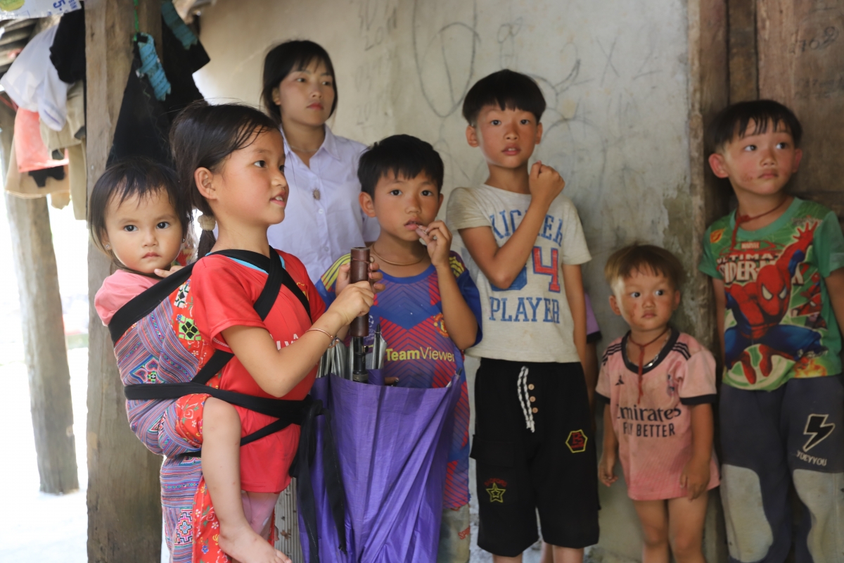Nhiều đứa trẻ vắng cha mẹ vì ma tuý (Ảnh: Thu Thùy, Trấn Long)