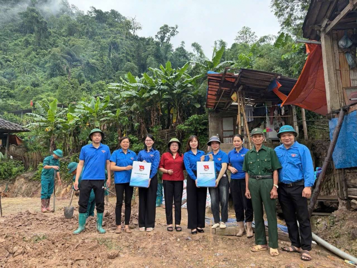 Ông Hoàng Đức Diệm phấn khởi được các lực lượng hỗ trợ làm nhà mới. ( Ảnh: Hoàng Cường)