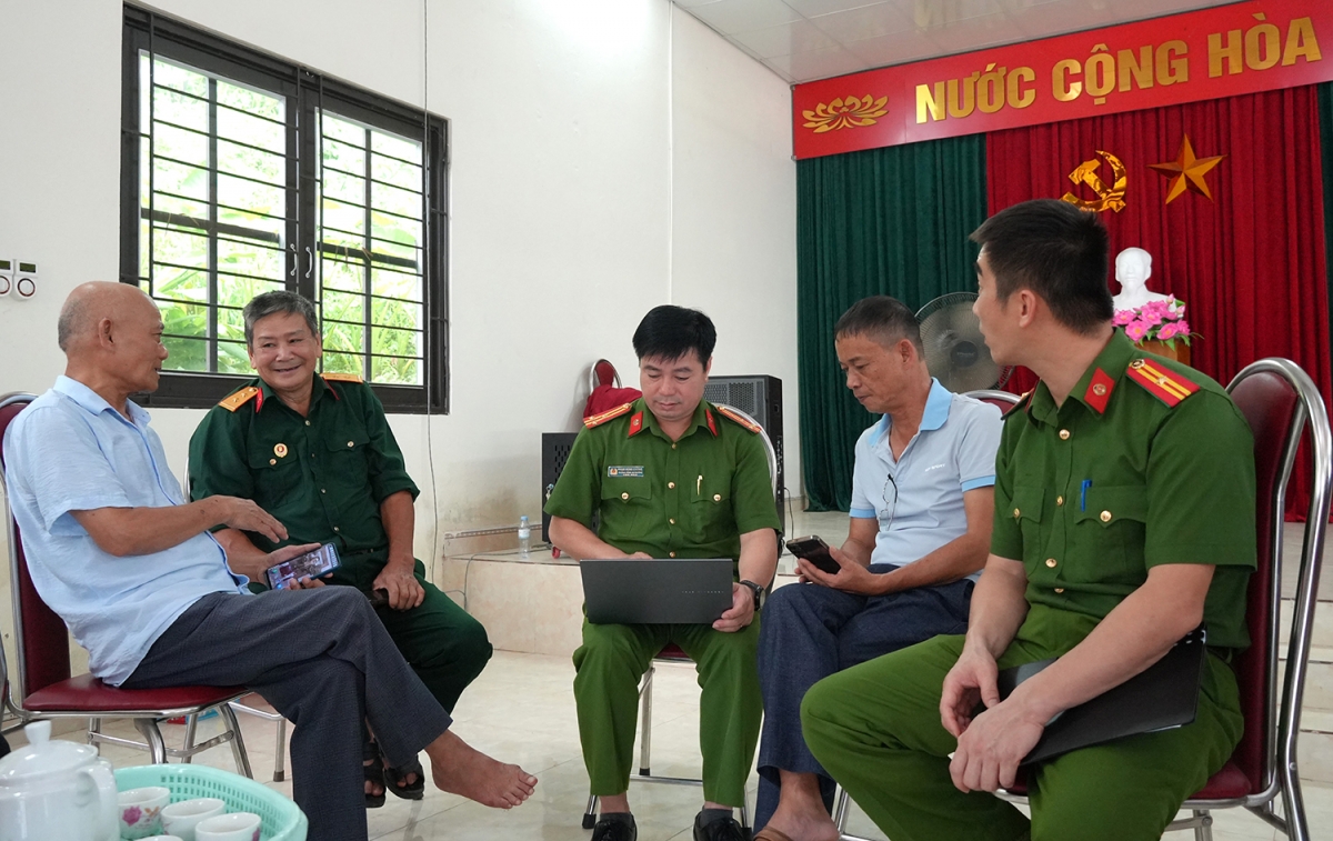 Những thay đổi tưởng như nhỏ bé ấy đang cho thấy chuyển đổi số không còn là câu chuyện xa vời, mà đang từng bước hiện hữu trong từng khu dân cư, từng gia đình – qua đó đưa tinh thần Nghị quyết số 57-NQ/TW đi vào cuộc sống bằng những kết quả cụ thể, gần gũi và thiết thực. (Ảnh: Duy Thái)