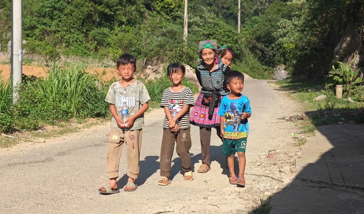 Bà Mạy nhiều năm nay 1 mình chăm nuôi các cháu của mình (Ảnh: Thuy Thùy, Trấn Long)