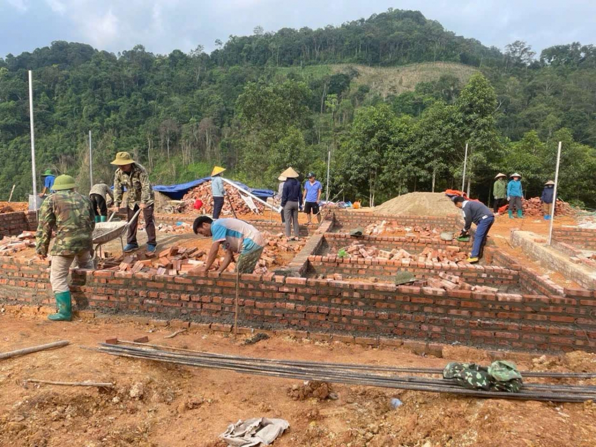 Bà con chung tay góp ngày công xây dựng nhà ở, giúp hộ dân có hoàn cảnh khó khăn sớm ổn định cuộc sống. (Ảnh: Hoàng Cường)