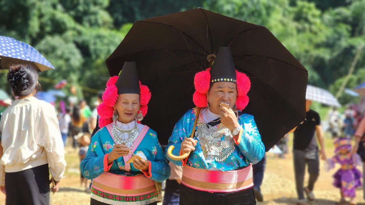 Không ít người chỉ đơn giản xuống chợ để ăn một bát phở, thưởng thức que kem, chụp vài tấm ảnh rồi cùng nhau trở về bản (Ảnh: Thanh Thủy)