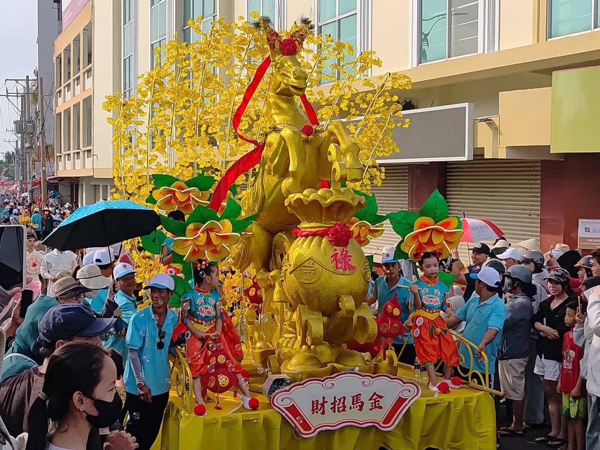 Lễ hội là dịp để tưởng nhớ, thờ cúng và tôn vinh công đức Quan Thánh Đế quân; đồng thời thể hiện đời sống văn hóa, tín ngưỡng và những giá trị truyền thống tốt đẹp đã được các thế hệ cộng đồng dân tộc Hoa gìn giữ, trao truyền qua nhiều năm. (Ảnh: Đoàn Sĩ)
