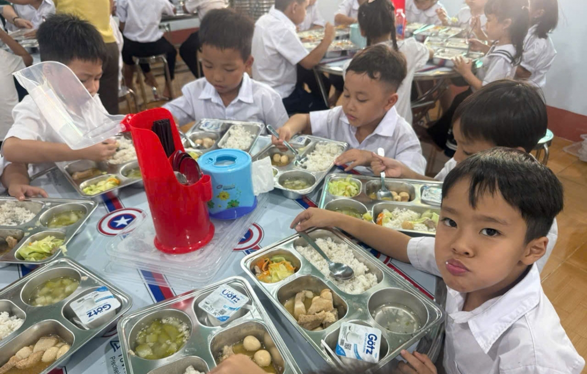 Học sinh trường Tiểu học Lộc Tấn ăn trưa (Ảnh: Thiên Lý)