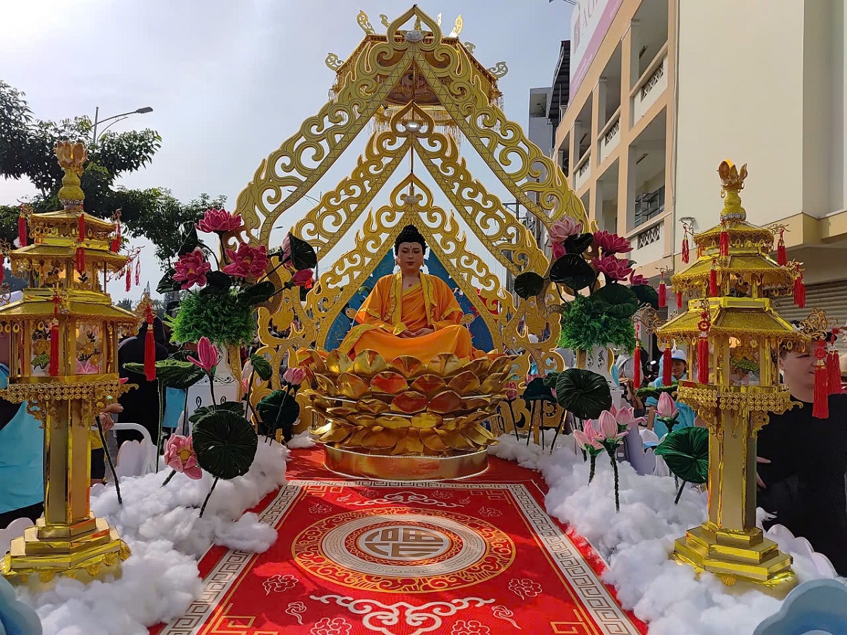 Hóa trang Phật tổ trên đài sen, diễu hành trên đường phố. (Ảnh: Đoàn Sĩ)