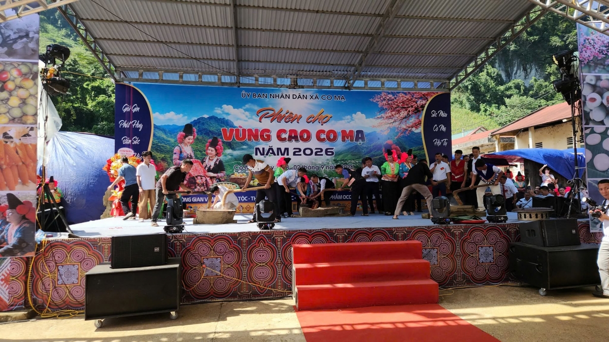 Bà con cùng tham gia thi giã bánh dày, món ăn truyền thống của đồng bào Mông; cùng chơi các trò chơi dân gian, giao lưu văn nghệ (Ảnh: Thanh Thủy)
