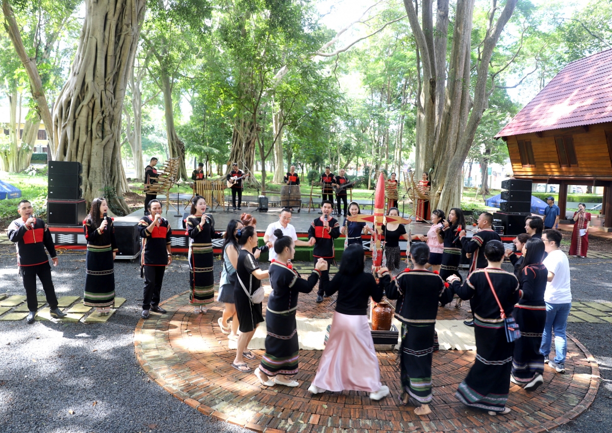 Nghệ nhân và khán giả cùng vào vòng xoang trong tiết mục “Còn thương nhau thì về Buôn Ma Thuột”, khép lại chương trình. (Ảnh: H Xíu)