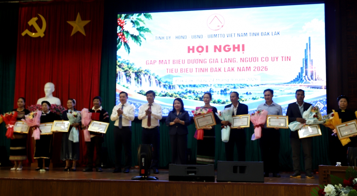 Ban tổ chức tuyên dương các tập thể tiêu biểu có nhiều đóng góp trong tạo việc làm, hỗ trợ sinh kế, giảm nghèo và phát triển kinh tế - xã hội vùng đồng bào dân tộc thiểu số Đắk Lắk. (Ảnh: H Xíu)