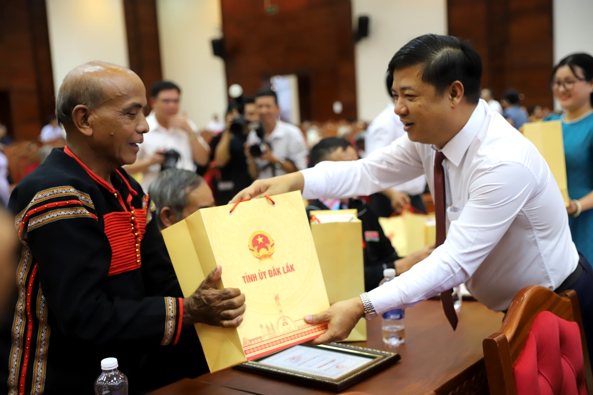 Ông Lương Nguyễn Minh Triết, Bí thư Tỉnh ủy Đắk Lắk đề nghị người có uy tín phải trở thành “cầu nối hai chiều” giữa chính quyền và cộng đồng trong thực hiện chính quyền địa phương hai cấp tại Đắk Lắk. (Ảnh: H Xíu)