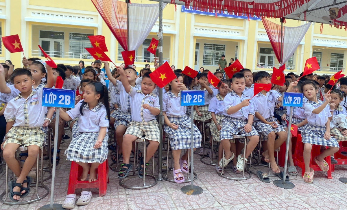 Niềm vui của thầy và trò trong những ngôi trường mới nơi biên giới. Ảnh: Phạm Hải - VOV/ĐBSCL