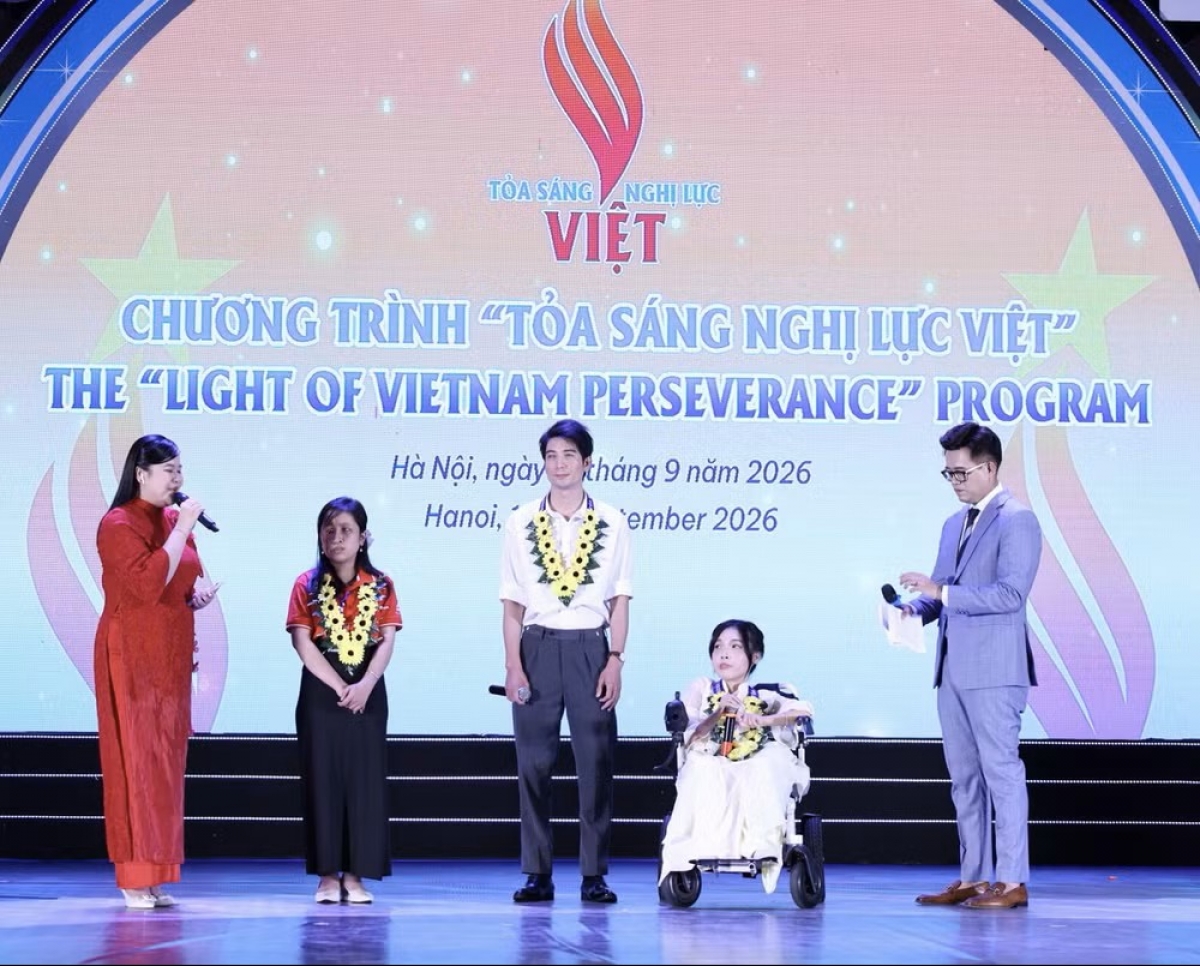 Ban tổ chức giao lưu với các cá nhân được tuyên dương. (Ảnh: Vietnam+)